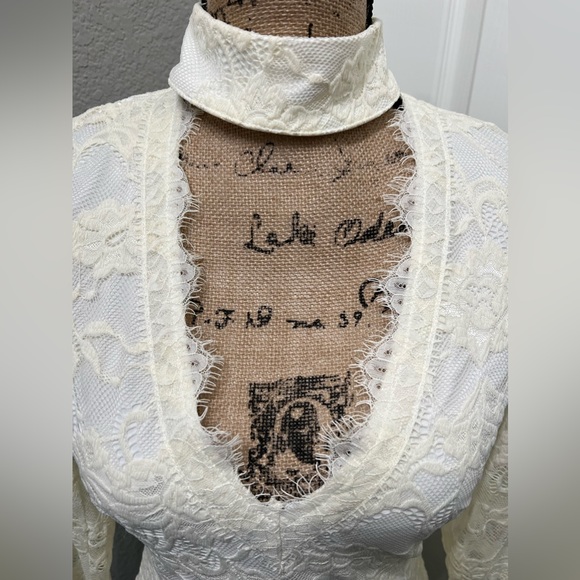 Bebe Mini Cream and White Lace Dress size Medium NWT - Picture 4 of 12